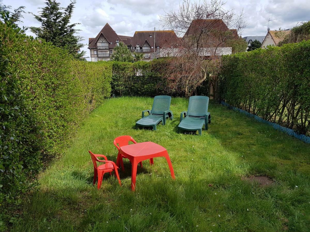 Appartement 2 Pieces Rez-De-Jardin A 2 Pas De La Plage Et De La Thalasso Cabourg Exterior foto
