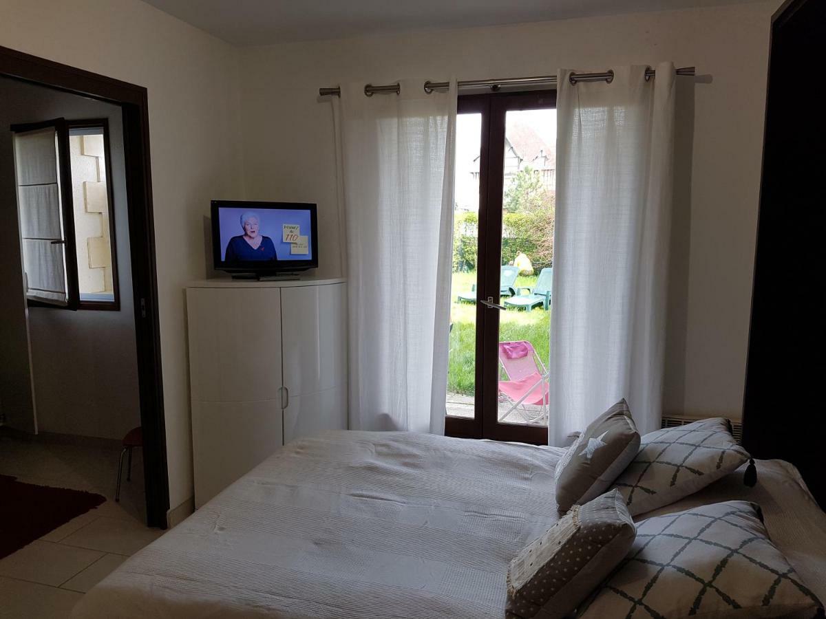 Appartement 2 Pieces Rez-De-Jardin A 2 Pas De La Plage Et De La Thalasso Cabourg Exterior foto